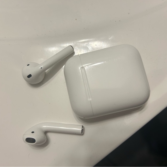 Pre-loved but thoroughly cleaned 2nd gen Apple AirPods - Picture 1 of 4